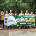 Kegiatan Green Policing Polres Lebak melalui penanaman pohon bersama personel kepolisian di Kampung Cileuweung, Rangkasbitung.