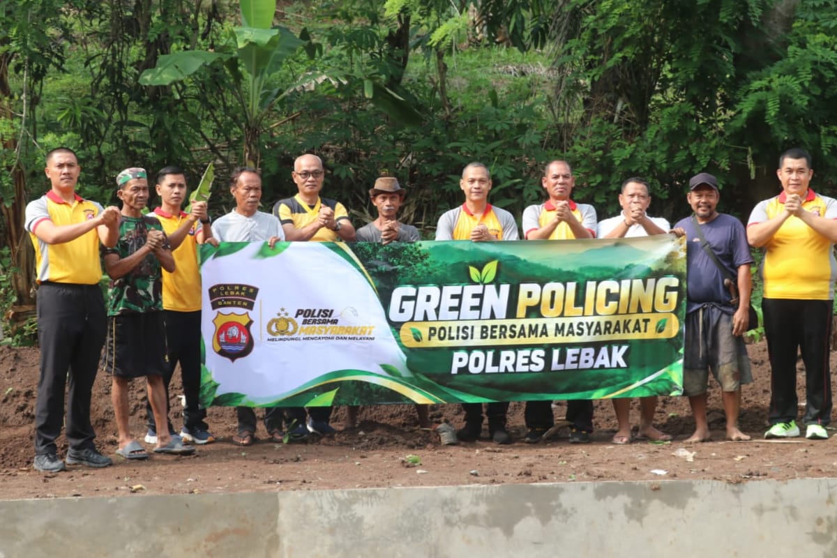 Kegiatan Green Policing Polres Lebak melalui penanaman pohon bersama personel kepolisian di Kampung Cileuweung, Rangkasbitung.
