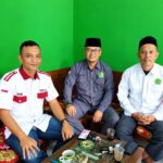 Penyuluh Agama KUA Muncang Ade Usep Awaludin bersama Pimpinan Redaksi ArtistikNews Mukhtar alias Ambon dan seorang rekan.