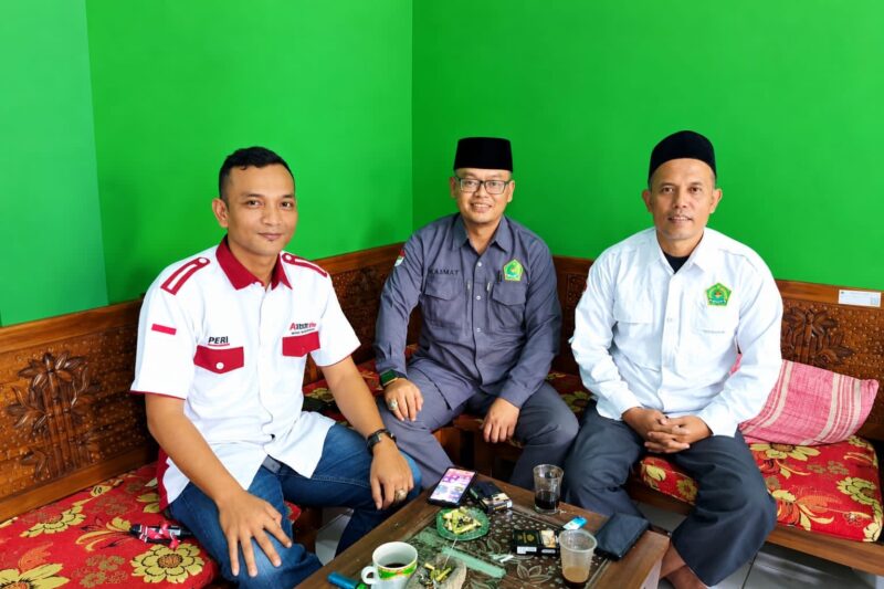 Penyuluh Agama KUA Muncang Ade Usep Awaludin bersama Pimpinan Redaksi ArtistikNews Mukhtar alias Ambon dan seorang rekan.