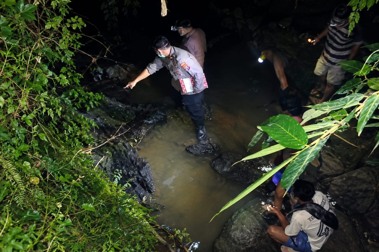 Petugas menangani penemuan mayat bayi di Sungai Ciminyak, Desa Pasirnangka, Kecamatan Muncang, Kabupaten Lebak.