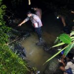 Petugas menangani penemuan mayat bayi di Sungai Ciminyak, Desa Pasirnangka, Kecamatan Muncang, Kabupaten Lebak.