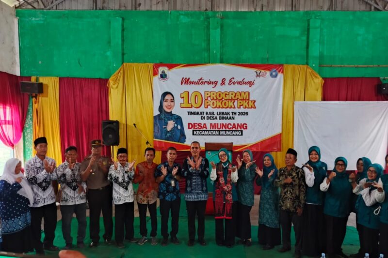 Ketua TP-PKK Kabupaten Lebak Belia Hasbi Asydiqi saat menghadiri Monev 10 Program Pokok PKK 2026 di Desa Muncang.
