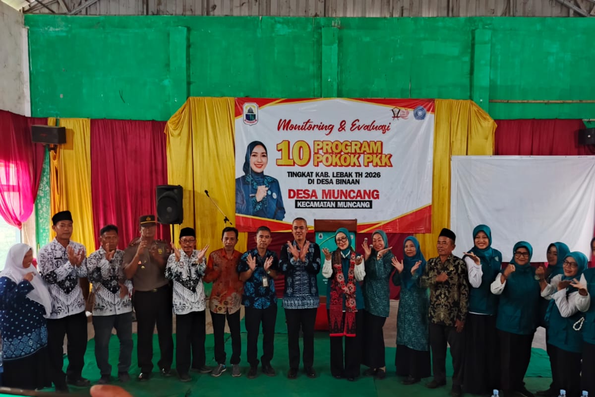 Ketua TP-PKK Kabupaten Lebak Belia Hasbi Asydiqi saat menghadiri Monev 10 Program Pokok PKK 2026 di Desa Muncang.