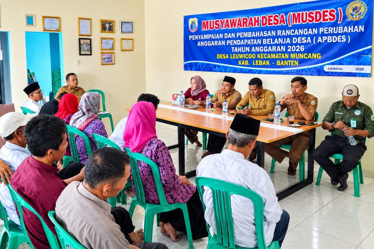 Musyawarah Desa Leuwicoo membahas rancangan perubahan APBDes 2026 bersama Kepala Desa Rajudin, Kasi Pemerintahan Kecamatan Muncang Asikin, BPD, dan masyarakat.