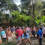 Warga Kampung Barengkok, Desa Muncang, Kecamatan Muncang, Kabupaten Lebak, bergotong royong membangun jalan rabat beton sepanjang sekitar 100 meter secara swadaya.