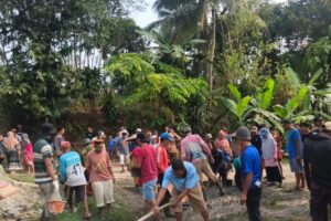 Warga Kampung Barengkok, Desa Muncang, Kecamatan Muncang, Kabupaten Lebak, bergotong royong membangun jalan rabat beton sepanjang sekitar 100 meter secara swadaya.