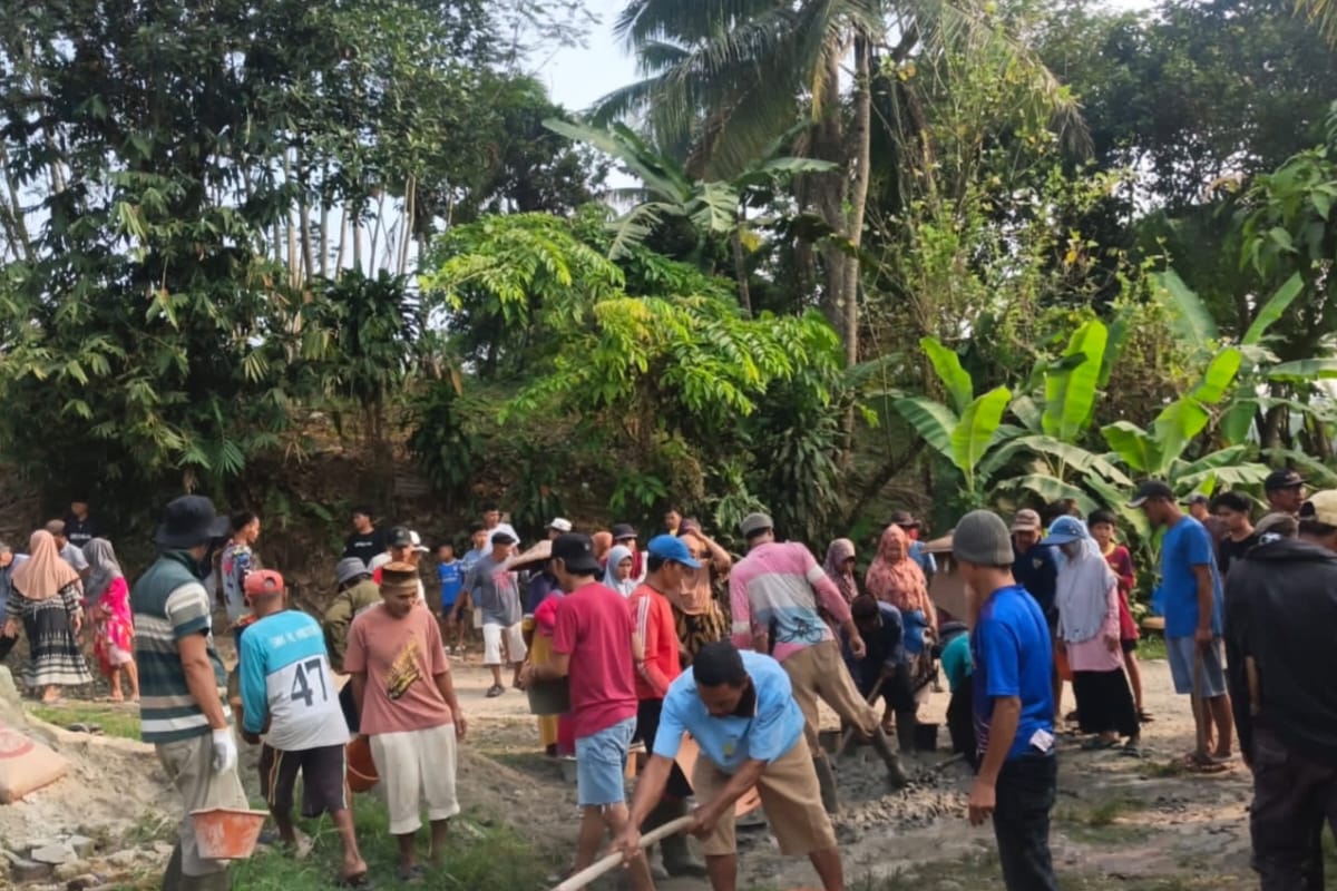 Warga Kampung Barengkok, Desa Muncang, Kecamatan Muncang, Kabupaten Lebak, bergotong royong membangun jalan rabat beton sepanjang sekitar 100 meter secara swadaya.