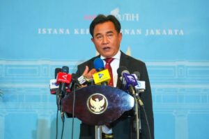 Presiden Prabowo Subianto membahas kajian definisi korupsi dan perlindungan kekayaan negara bersama Yusril Ihza Mahendra.