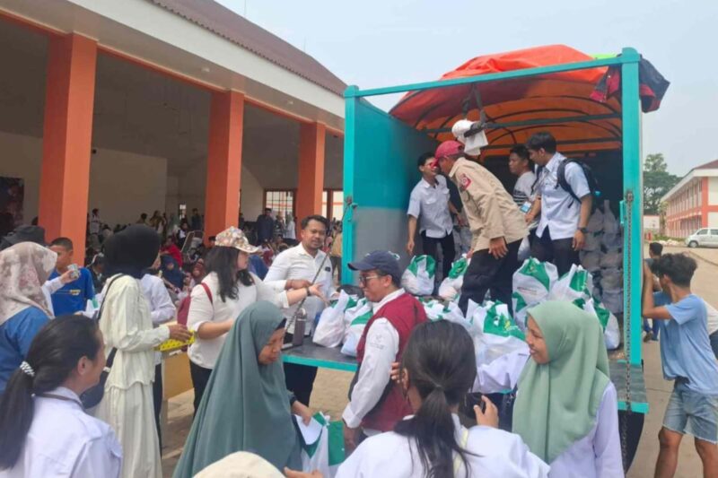 Kemensos salurkan 5.000 paket sembako kepada keluarga penerima manfaat di Sulawesi Selatan dalam peringatan Hari Sumpah Pemuda 2026.